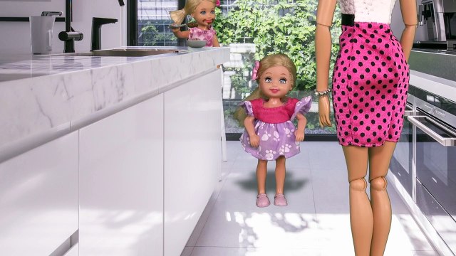 Barbie - Are the Twins Allergic to Chocolate? | Ep.100