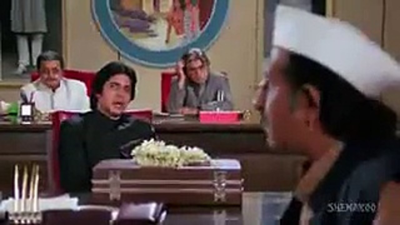 فلم کے اس سین کو اگر غور سے دیکھیں گے تو یہاں بیٹھے تمام نون لیگی منسٹر ہی نظر آئیں گے