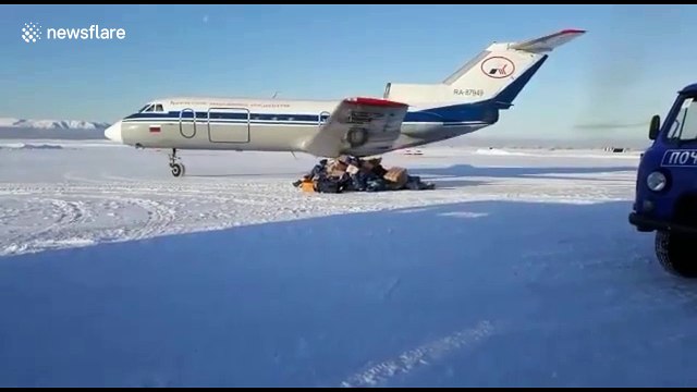 Russian mail plane sends parcels scattering across runway