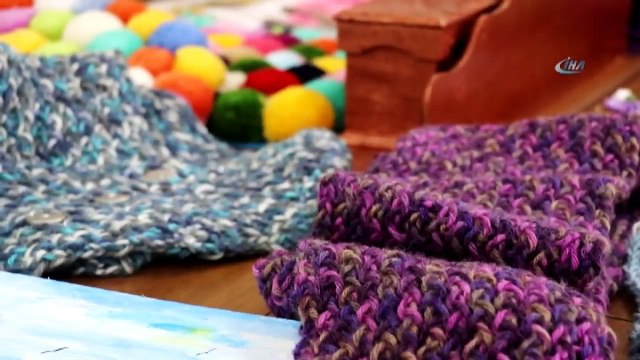 Engellerini Örgü Örerek Aşıyorlar