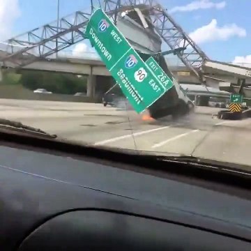 Ce conducteur de camion roule avec la remorque levée sur l'autoroute