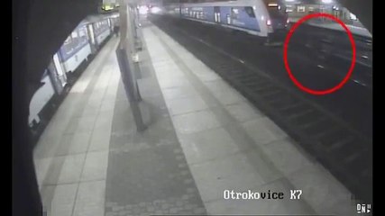 Ces 2 débiles se font percuter par un train et survivent miraculeusement au choc