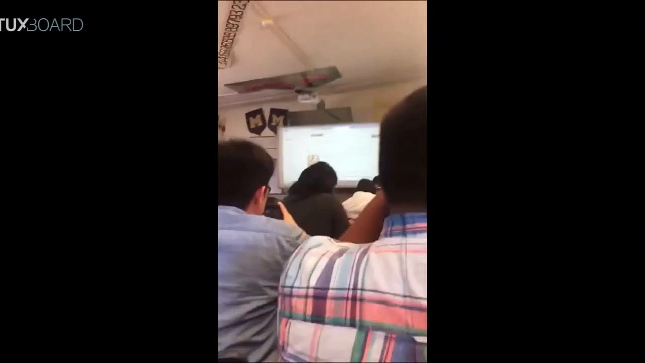 Un prof grillé en train de regarder des photos de filles en lingerie en plein cours...