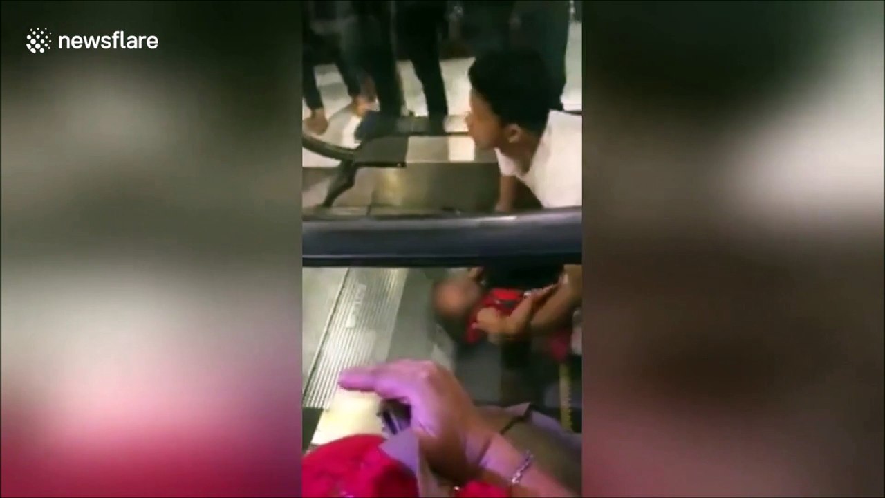 Cette fillette a les cheveux coincés dans un escalator... Terrifiant