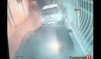 Araçların lastiklerini yol boyunca bıçaklayarak patlattı!