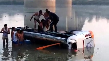 인도에서 버스 강에 추락 32명 사망..."운전자 16세" / YTN