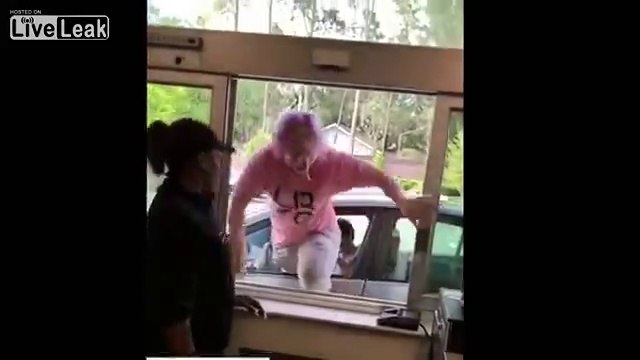 Il passe la fenêtre du McDo et se fait son burger tout seul au Drive !!