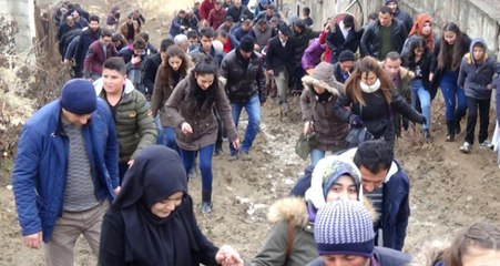 Hakkarililer, Cumhurbaşkanı Erdoğan'ı Görmek İçin Çamura Bata Çıka Alana Akın Etti