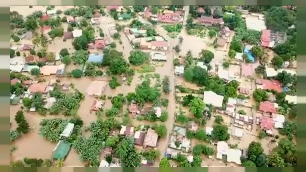 أكثر من 100 قتيل جراء انهيارات طينية وسيول بالف...