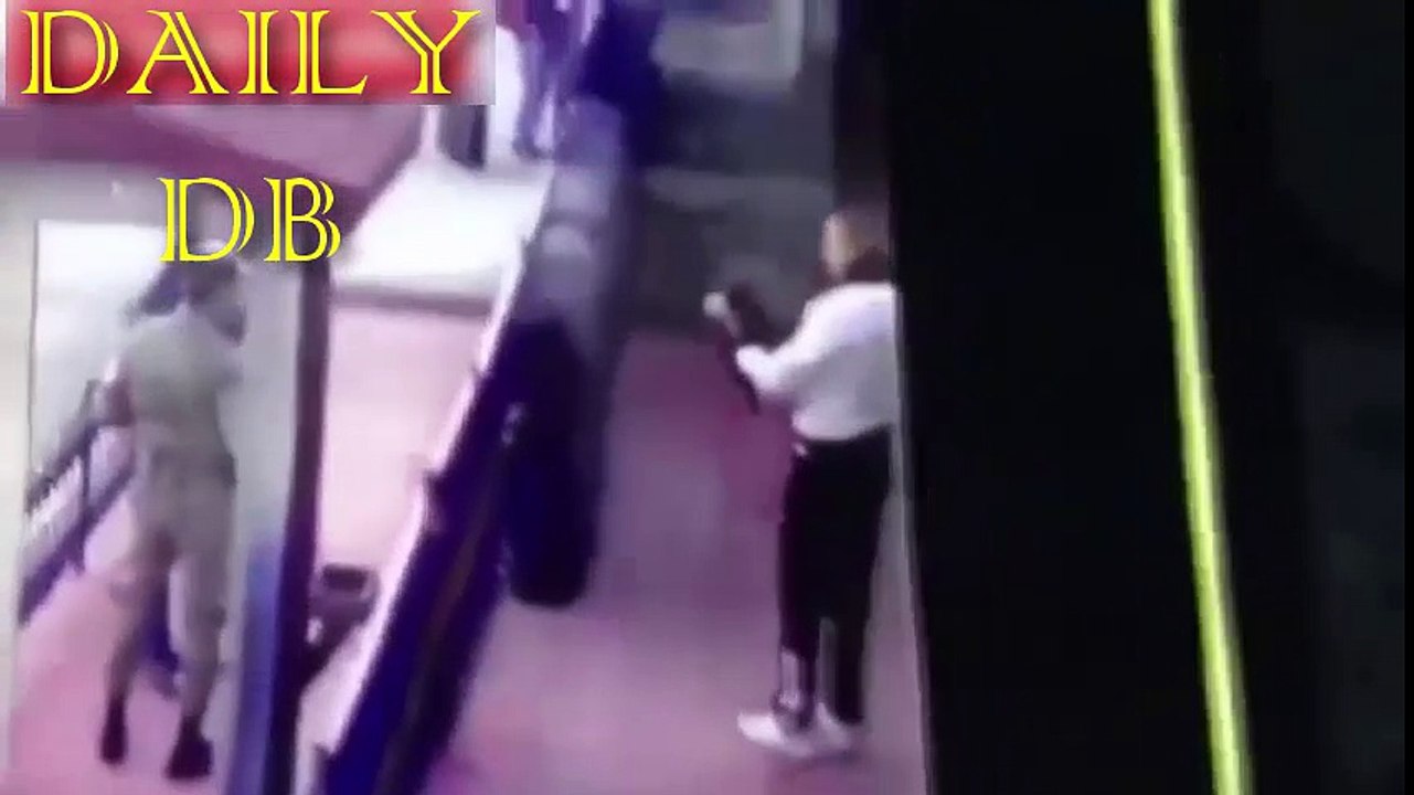 yavru kediye yapmadığını bırakmadı.