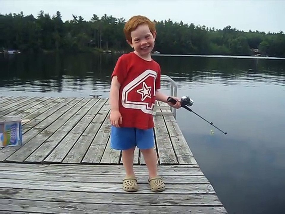 Ce gamin attrape un poisson en un temps record