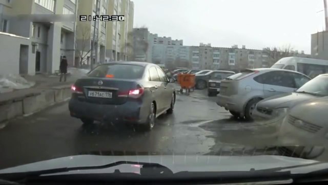Ces jeunes russes tentent d'intimider un automobiliste mais vont tomber sur le mauvais gars... Pas commode du tout