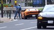 Un policier en vélo poursuit une Lamborghini pour lui mettre une contravention