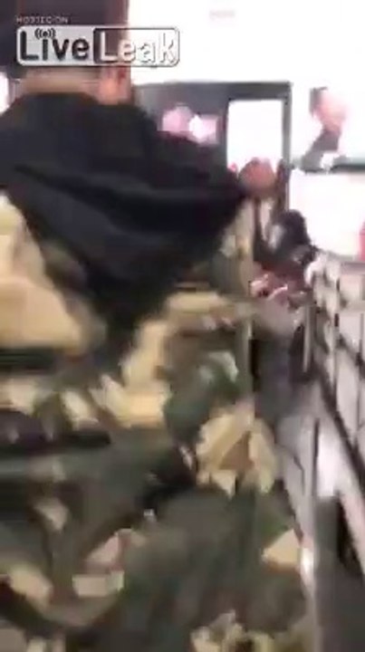 un magasin sephora est dévasté par des clients qui s'embrouillent en pleines courses de Noël !