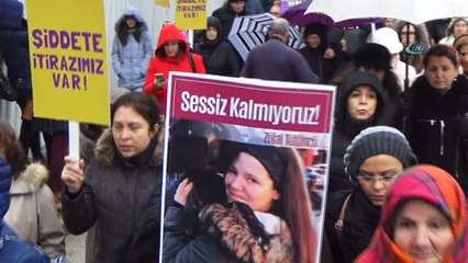 Kadınlar öldürülen genç kız için yürüdü