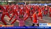 Decenas de jóvenes universitarios participan en una carrera atlética disfrazados de Papá Noel en China