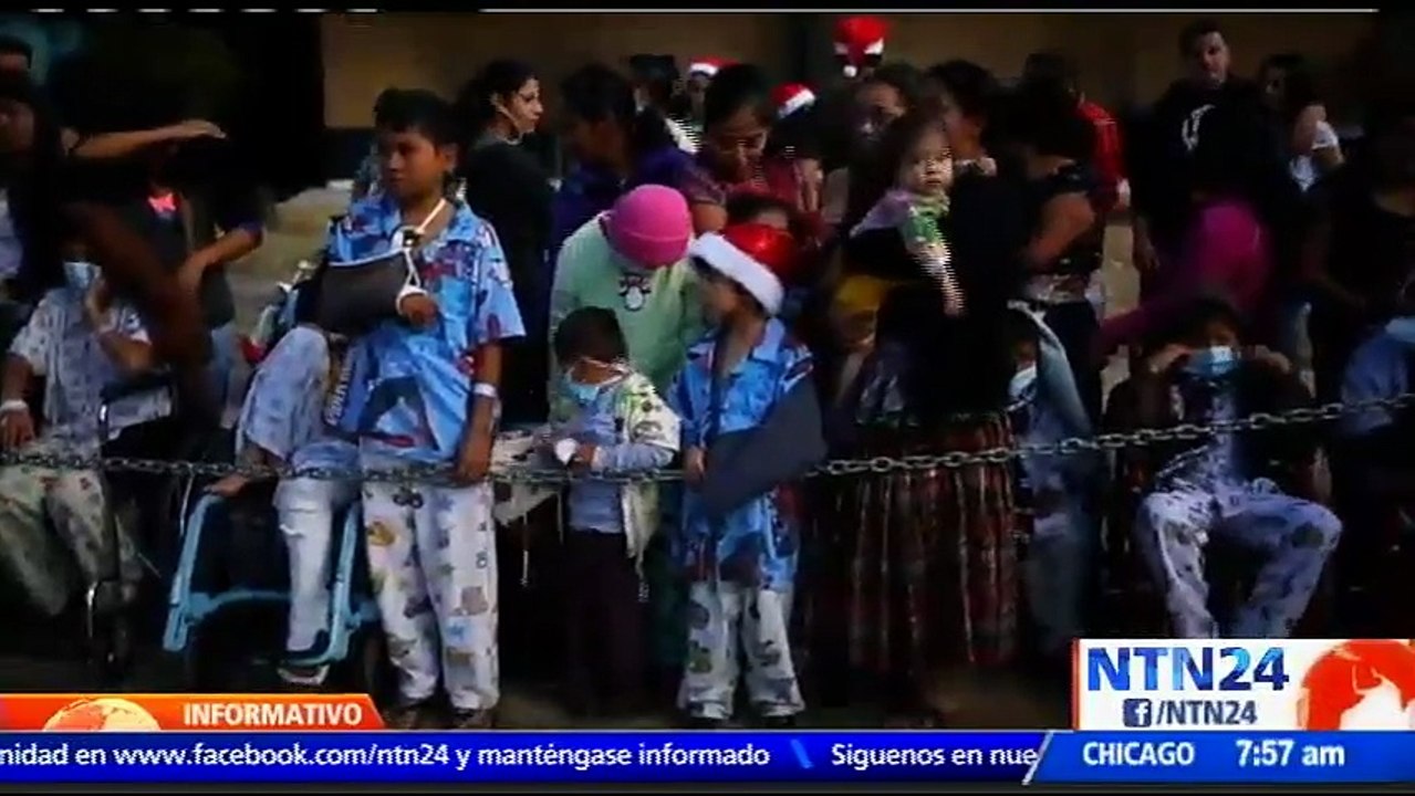 Niño guatemalteco entrega a Papá Noel una carta dirigida al presidente Jimmy Morales en la que pide acabar con la violen