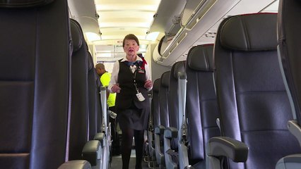 مضيفة طيران ثمانينية لا تفكر بالتقاعد