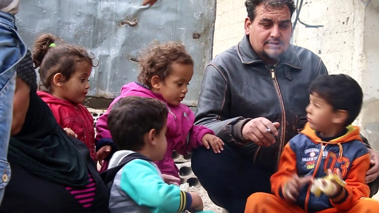 Syrische Familie friert in Trümmern einstigen Hauses