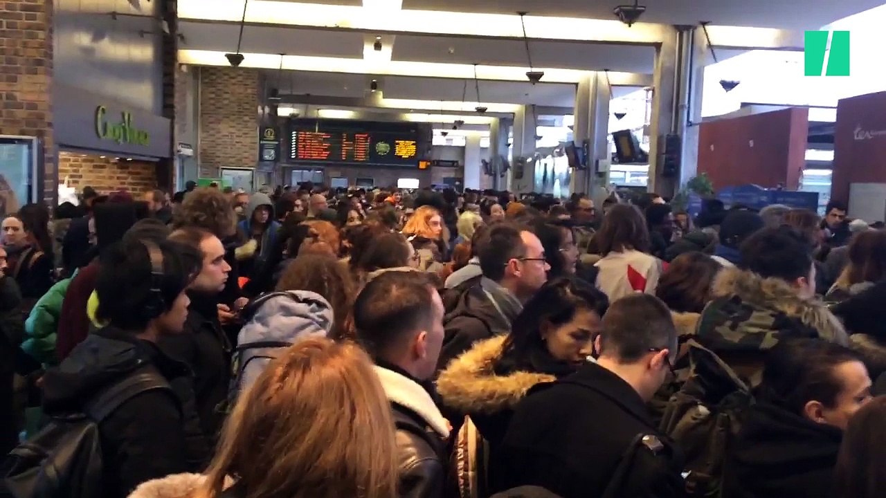 Trains bondés, voyageurs debouts ou restés sur les quais, la SNCF a eu quelques problèmes pendant ce week-end de Noël