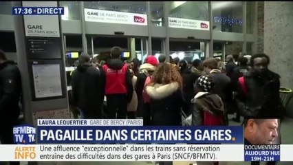 Avec l'affluence en gare de Bercy à Paris, certains voyageurs ne parviennent même pas à rentrer dans le hall