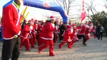 크라스마스 맞아 베이징 산타 달리기...중동 크리스마스 트리 / YTN