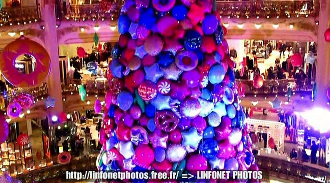Le grand des galeries LAFAYETTES à Paris NOËL 2017