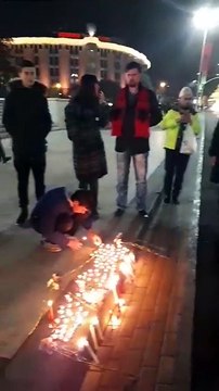 Qytetarët vendosin lule dhe ndezin qirinj tek Kryeministria për nder të Florenc Beqiraj, i cili humbi jetën mbrëmë në Fr