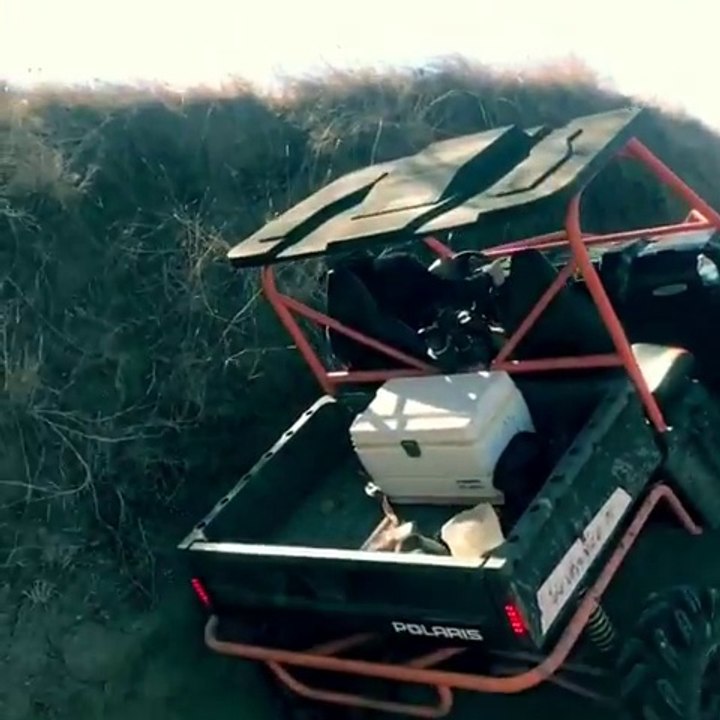 Il monte une butte en 4x4... et termine à l'envers !