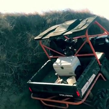 Il monte une butte en 4x4... et termine à l'envers !