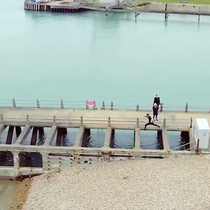 Parkour impressionnant : il saute entre les poutres de béton d'un pont !