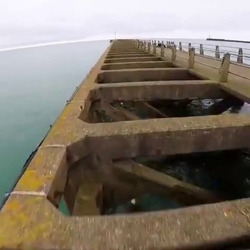 Ce fou saute les trous d'un pont en béton sans se manquer !