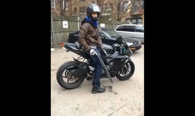 Un motard armé d'un fusil a pompe.