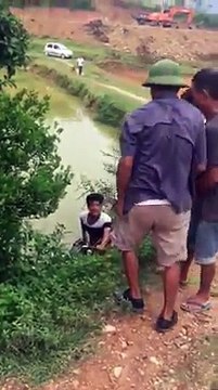 Say Rượu Lao Xe Máy Xuống Ao