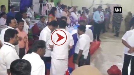 RK Nagar ByPoll Result update : తాత్కాలికంగా ఓట్ల లెక్కింపు నిలిపివేత, మళ్ళీ ప్రారంభం !