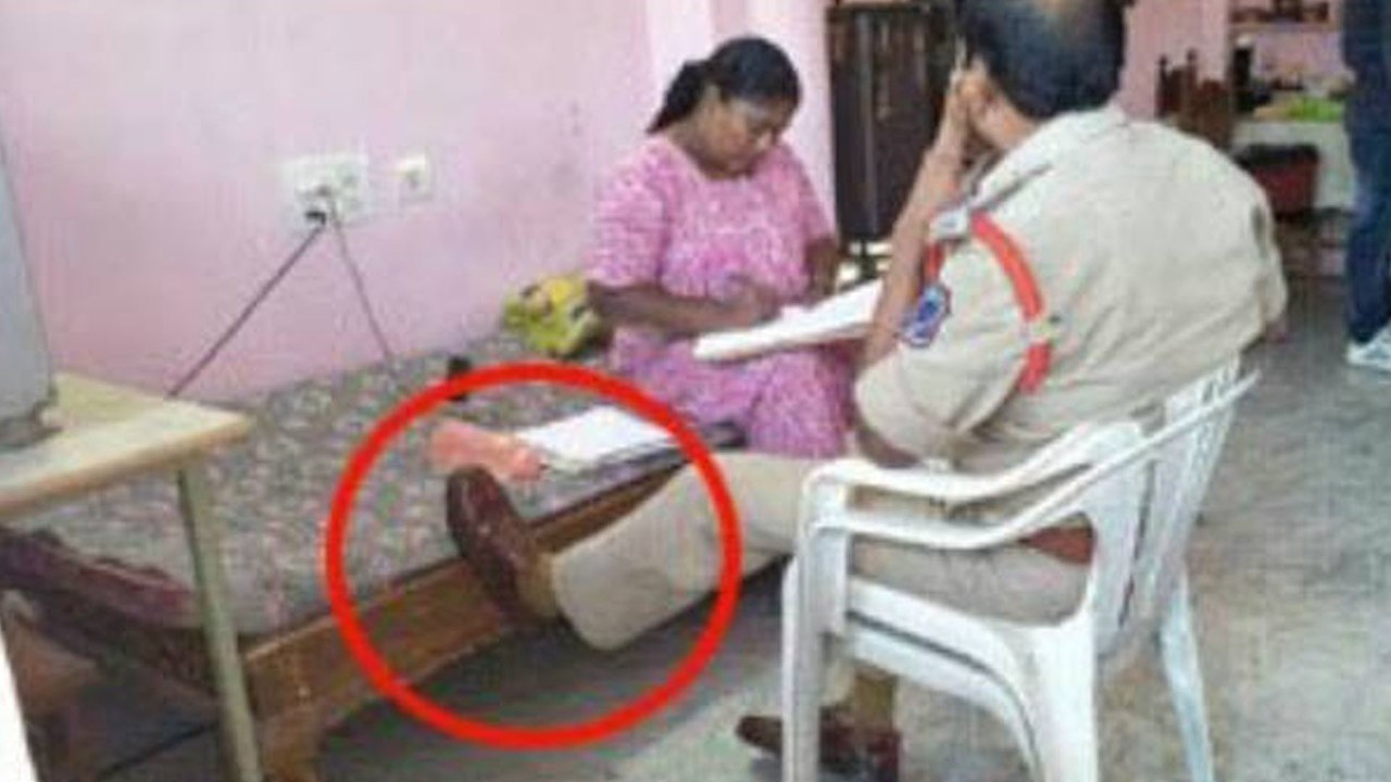 వైరల్‌ అయిన సిఐ అధికారి ప్రవర్తన ! Viral On Social Media !