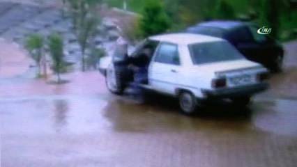 El freni çekilmeyen aracın park yerinden aşağı düştüğü anlar kamerada