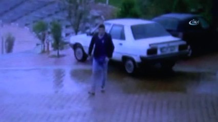 El Freni Çekilmeyen Aracın Park Yerinden Aşağı Düştüğü Anlar Kamerada