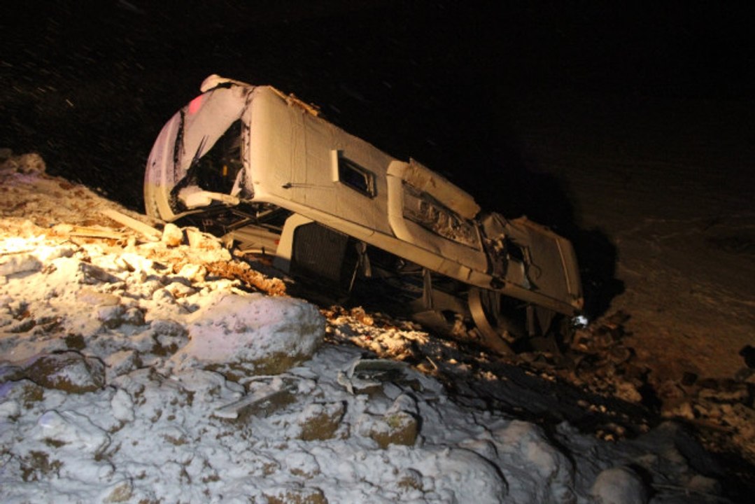 Otobüs Şarampole Devrildi: 32 Yaralı