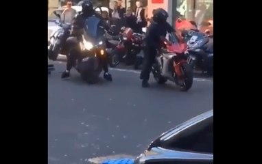 Vol d'une Yamaha R1 en plein jour devant les passants.