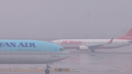 '짙은 안개' 공항 이틀째 결항·지연...망쳐버린 성탄 연휴 / YTN