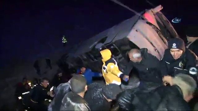 Otobüs Şarampole Devrildi: 32 Yaralı