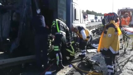 Kocaeli Lastiği Patlayan Kamyon Devrildi, Sürücü Yaralandı