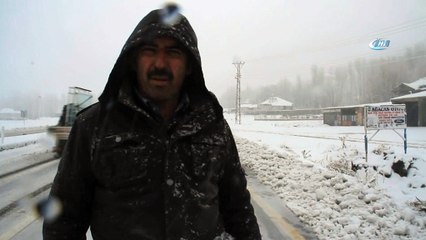 Kavşakta 30 dakika arayla iki tır devrildi, 1 yaralı