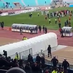 جانب من جماهير الترجي تلقي القوارير على المدرب فوزي البنزرتي