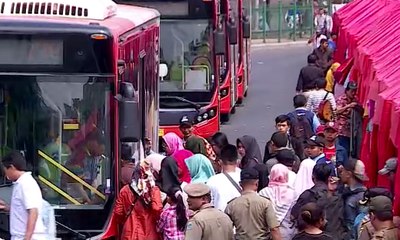 Warga Manfaatkan Transjakarta Gratis Berkeliling Tanah Abang