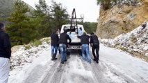 Alanya'da araçların kar esareti