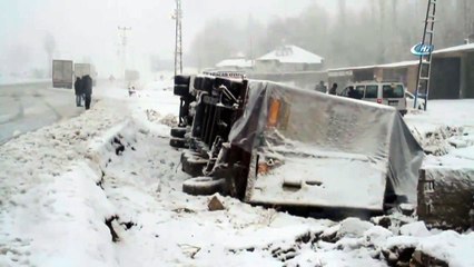 Kavşakta 30 Dakika Arayla İki Tır Devrildi: 1 yaralı