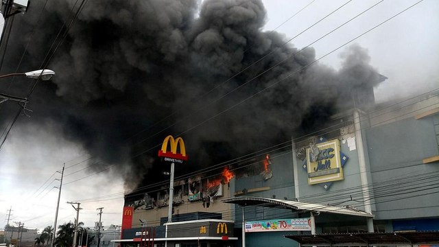 Filipinas: Incêndio em centro comercial faz 37 mortos