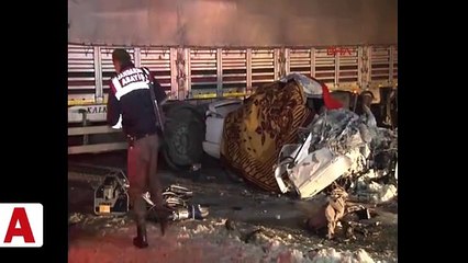 Konya'da TIR'a çarpan otomobil hurdaya döndü